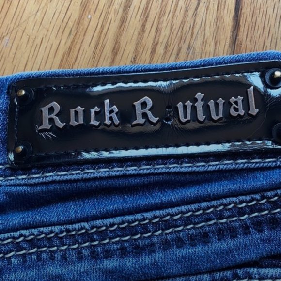 ROCK REVIVAL CUTOFF JEAN SHORTS Size 28 - Picture 8 of 10